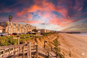 On the beach - Pool & Hot Tub VIEWS * Ocean Front Building * Steps to Everything (San Diego)