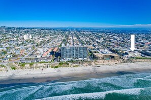 On the beach - Pool & Hot Tub VIEWS * Ocean Front Building * Steps to Everything (San Diego)