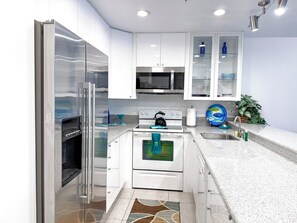 Refrigerador, microondas, horno y parrilla de estufa 