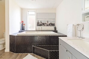 Whirlpool, Haartrockner, Handtücher, Seife