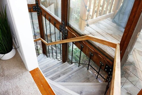 Huge 2Br/2Ba Unit w/Pvt Deck + 5 min to Ocean
