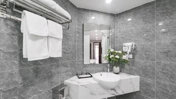 Douche, sèche-cheveux, chaussons, serviettes fournies