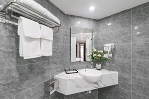 Shower, hair dryer, slippers, towels - Charming Moon Hotel (Hoan Kiem)