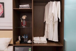 Laptop workspace, blackout drapes, soundproofing, iron/ironing board - Charming Moon Hotel (Hoan Kiem)