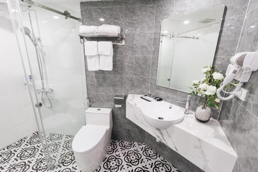 Douche, sèche-cheveux, chaussons, serviettes fournies
