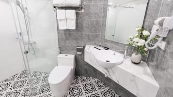 Douche, sĂšche-cheveux, chaussons, serviettes fournies