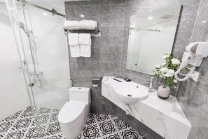 Douche, sèche-cheveux, chaussons, serviettes fournies