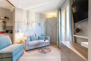 TV - Aurora - 1 bedroom apartment (Nice)