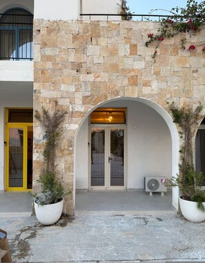 House - Noon Properties 2 Beachside Studio in Dh rmi (Himarë)