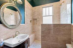 Een douche, een haardroger, handdoeken, zeep