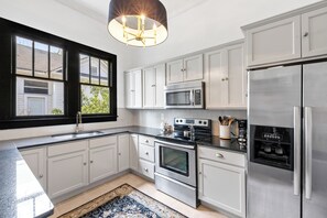 Private kitchen - Antique charm! Spacious home in heart of Midtown (Mobile)