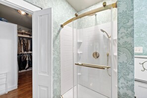 Shower, hair dryer, towels, soap - Antique charm! Spacious home in heart of Midtown (Mobile)