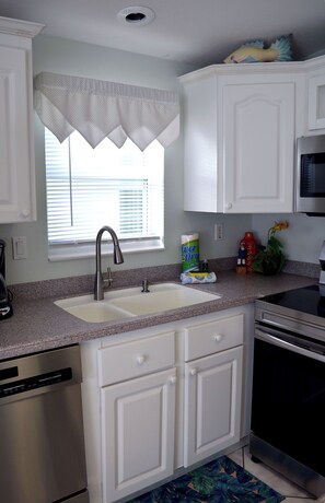 Fridge, microwave, oven, stovetop - Casa Key Lime VO291 Bring your boat (Cudjoe Key)