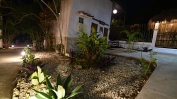 Comfort négyágyas szoba, kilátással a kertre | A szálláshely külső területei