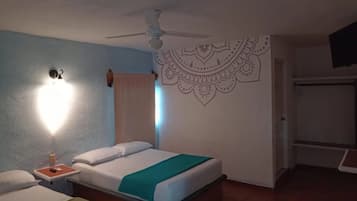 Habitación cuádruple Confort, vistas al jardín | Espacio para trabajar con un portátil y wifi gratis