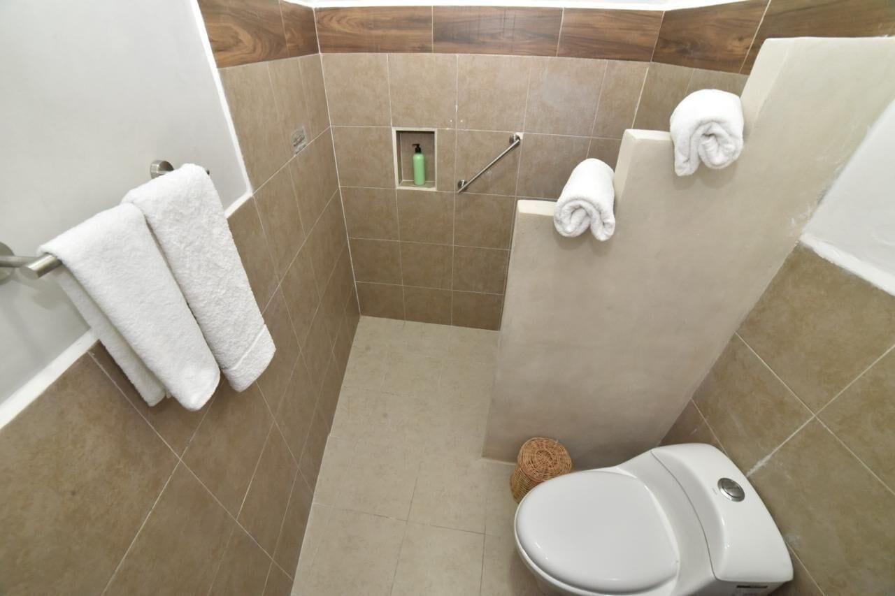 Habitación Confort doble, vistas a la laguna | Baño | Bañera, toallas, jabón y champú