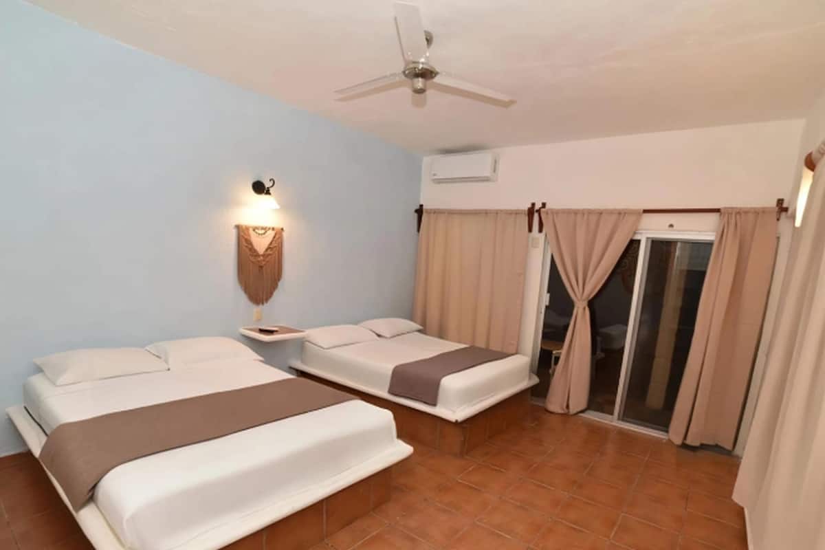 Phòng 4 tiện nghi đơn giản, quang cảnh hồ bơi | Khu vực làm việc phù hợp cho laptop