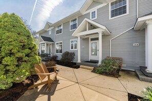 Exterior - Bayview Villa Enjoy stunning views at a spacious 3-bedroom gem in Douglas, MI. (Douglas)