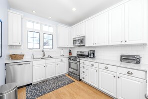 Kylskåp, mikrovågsugn, ugn och spishäll