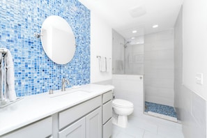 Shower, hair dryer, towels - Bayview Villa Enjoy stunning views at a spacious 3-bedroom gem in Douglas, MI. (Douglas)