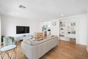 TV - Wembley Treetop Retreat (Wembley Downs)