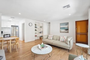 A modern apartment with a kitchen, dining area, and living room. - Wembley Treetop Retreat (Wembley Downs)