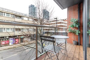 Outdoor dining - Blueground | Finsbury, balcony, nr Museum (London)