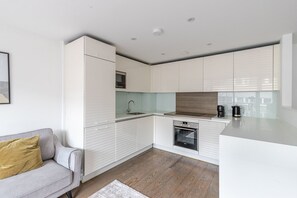 Fridge, microwave, oven, stovetop - Blueground | Finsbury, balcony, nr Museum (London)