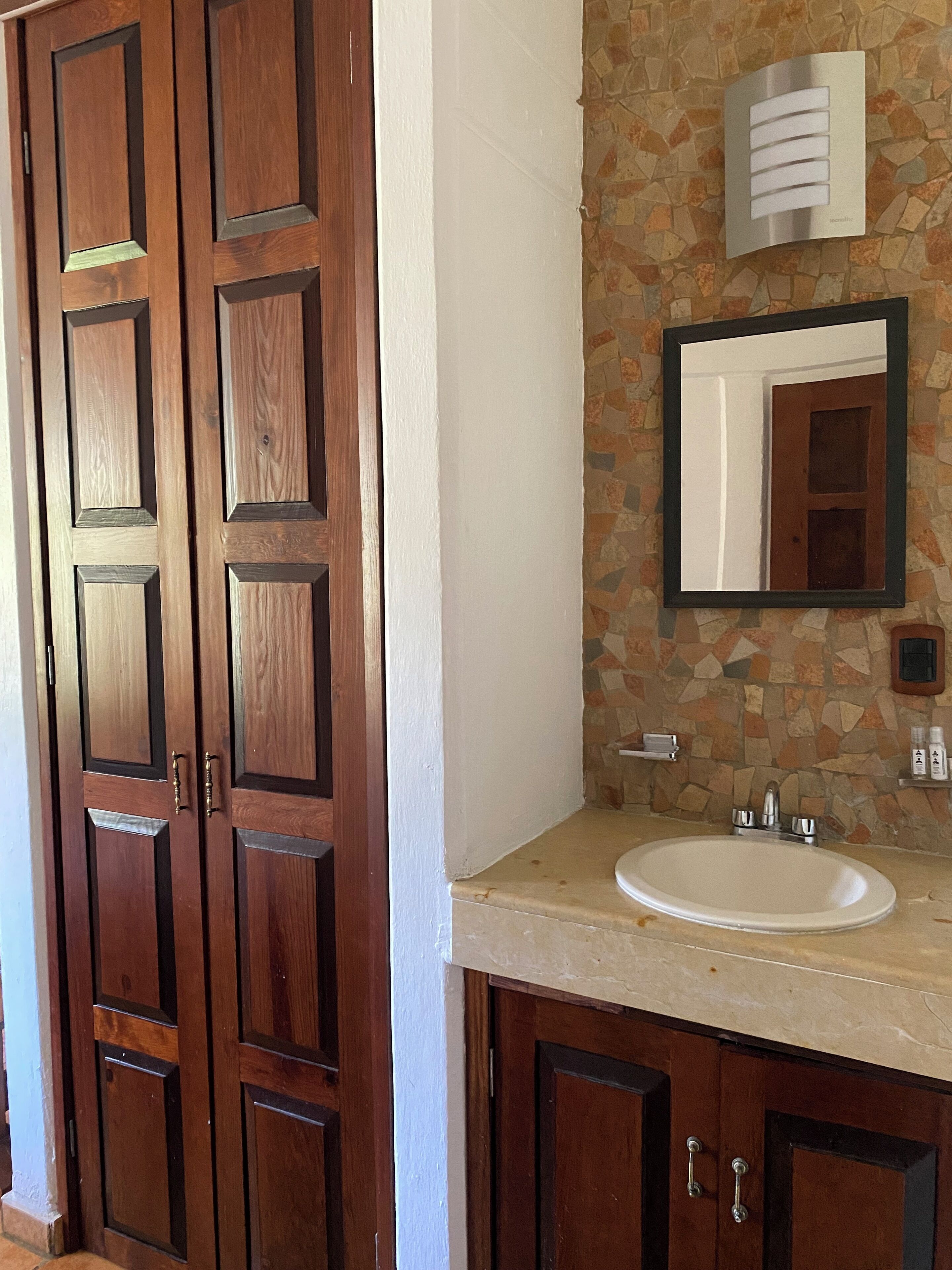 Cabaña estándar, cocineta | Baño | Regadera, jabón, shampoo, papel de baño 