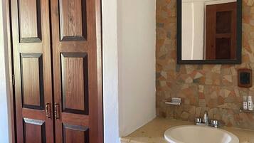 Cabaña estándar, cocineta | Baño | Regadera, jabón, shampoo, papel de baño