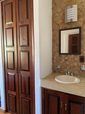 Stuga Standard - pentry | Badrum | Dusch, tvål, schampo och toalettpapper