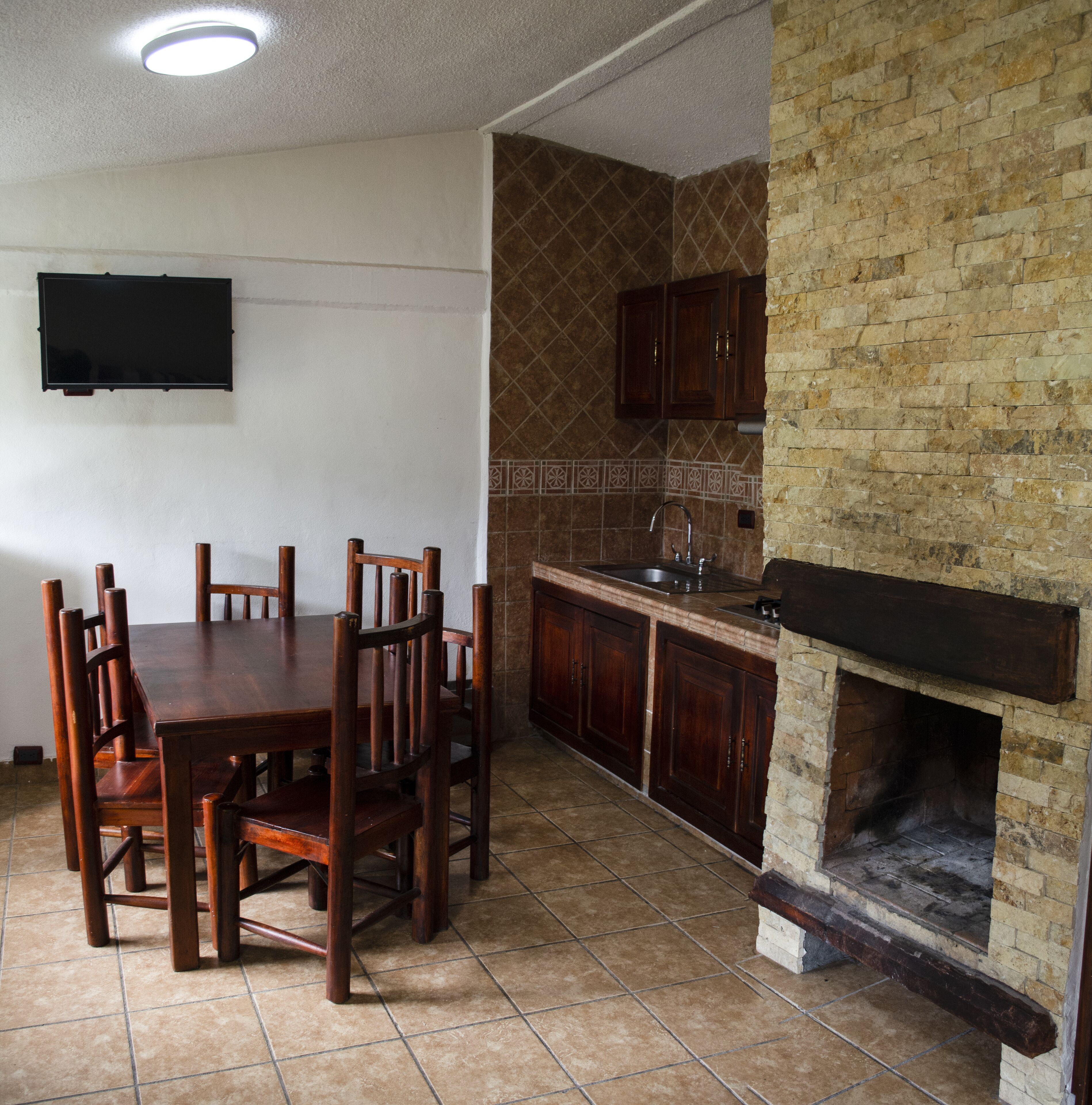 Cabaña familiar, cocineta | Área de sala de estar | Televisión de pantalla plana de 32 pulgadas con canales por cable 