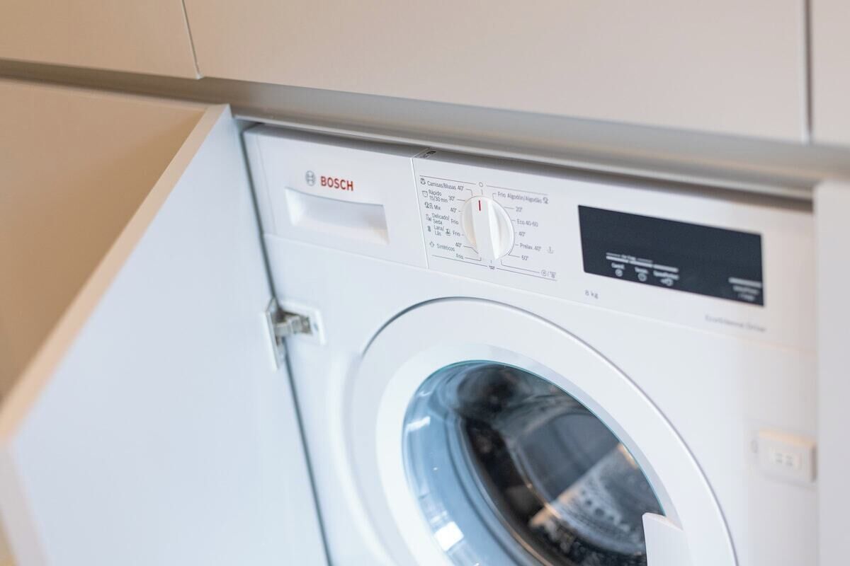 Una lavadora Bosch con un panel de control que muestra distintas configuraciones y opciones.
