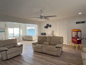 Smart-TV, DVD-spiller og bøker