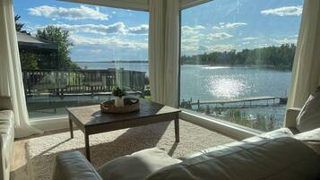 Smart-TV, DVD-spiller og bøker