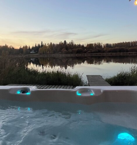Lake Front Getaway- Incredible water views and Waterfront Hottub!