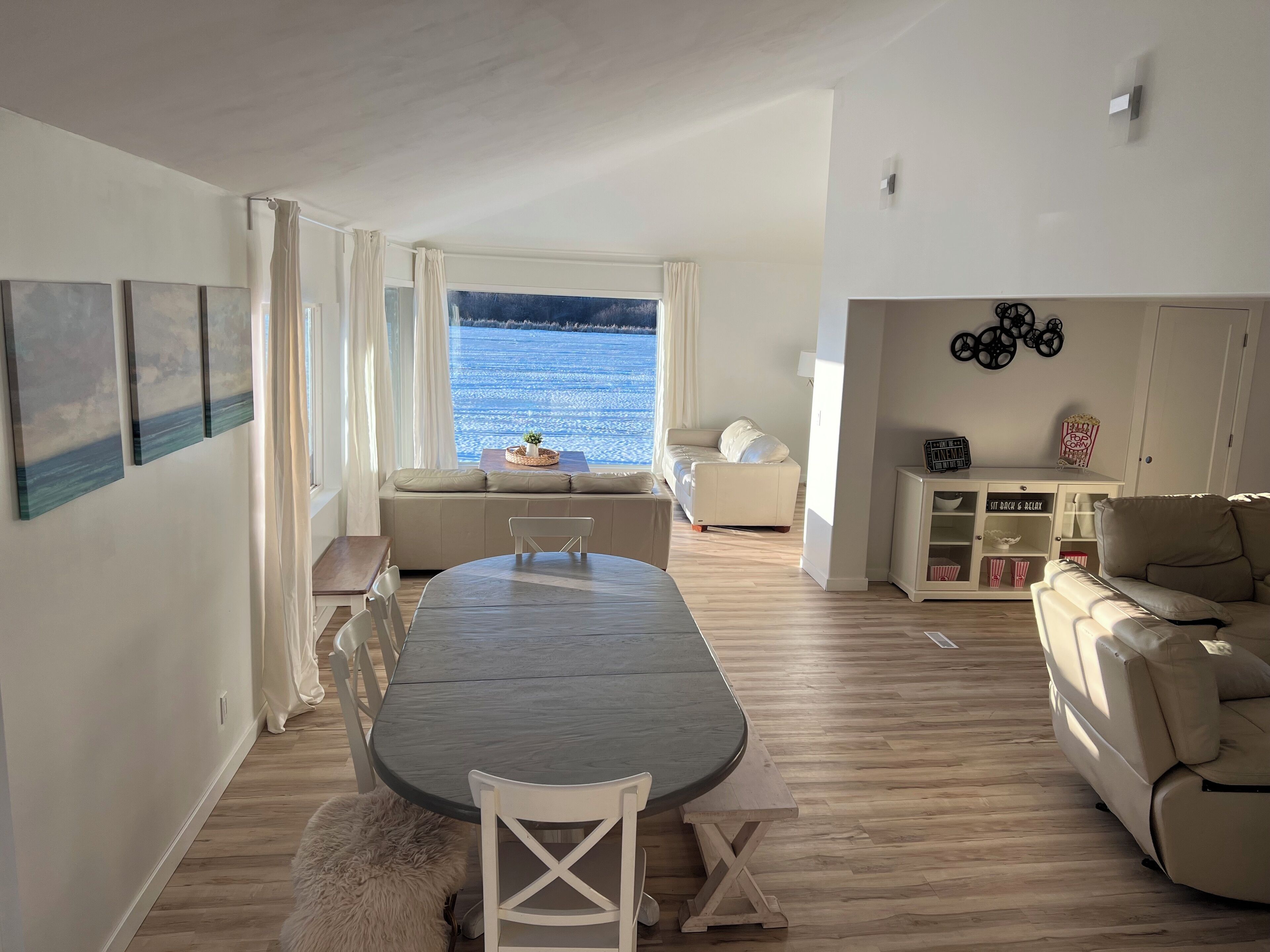 TV connectée, lecteur de DVD, livres