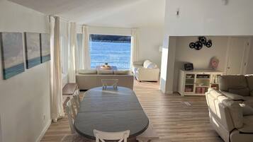 TV connectée, lecteur de DVD, livres