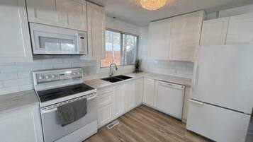 Kjøleskap, mikrobølgeovn, ovn og kokeplater