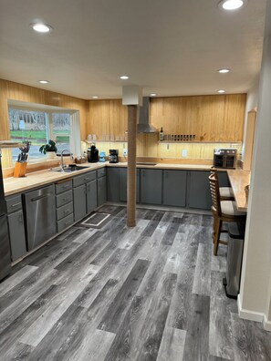 Private kitchen - Superb 1-bedroom adventure basecamp in enchanting Oakridge for your getaway (Oakridge)