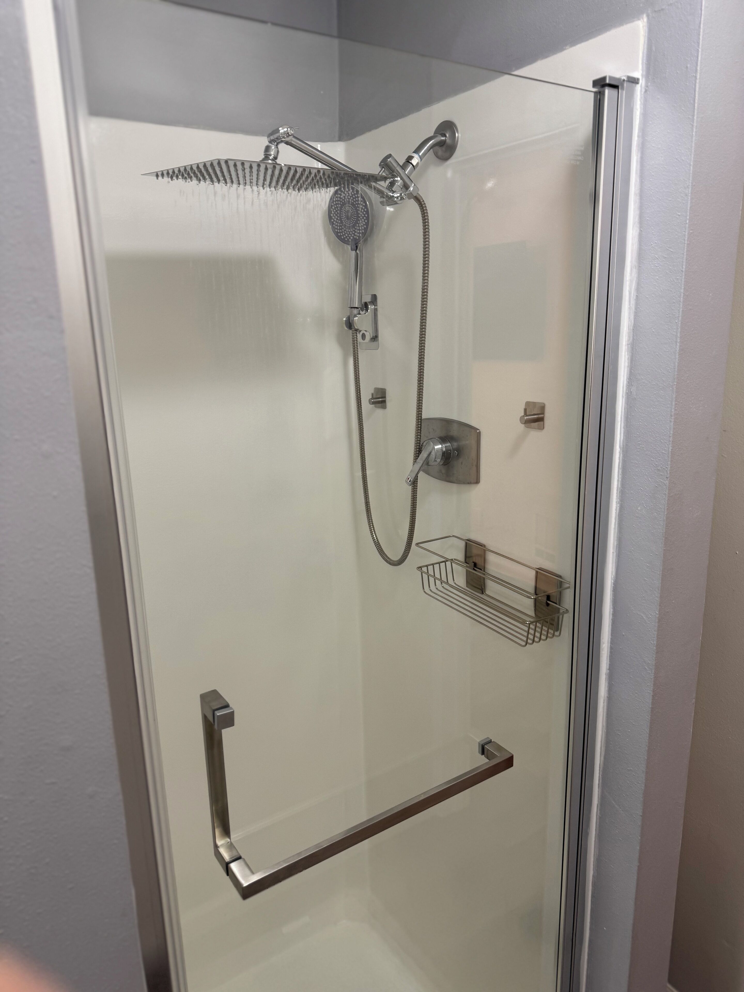 Een douche, een haardroger, handdoeken, zeep