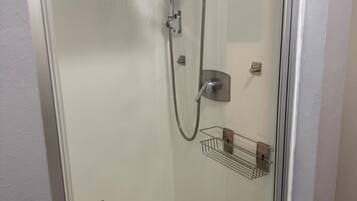 Een douche, een haardroger, handdoeken, zeep