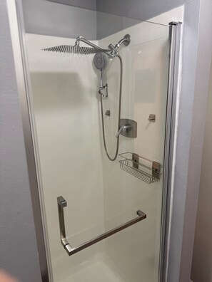 Douche, sèche-cheveux, serviettes fournies, savon