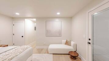 Tabla de planchar con plancha, wifi y ropa de cama