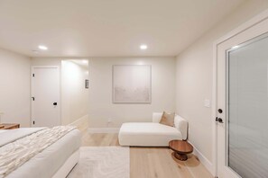 Tabla de planchar con plancha, wifi y ropa de cama 