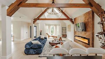 Televisión, chimenea y oficina