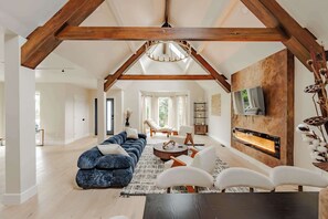 Televisión, chimenea y oficina 