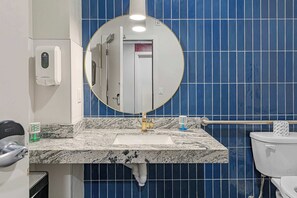 Dusche, Haartrockner, Shampoo