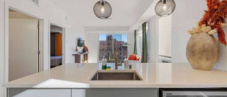 Fridge, microwave, stovetop, dishwasher