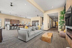 Televisión, chimenea y oficina 